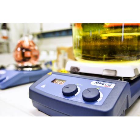 Agitatore magnetico digitale con piastra riscaldante in vetroceramica M3-D