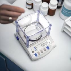 Bilancia in laboratorio galenico Farmacia AJH